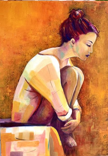 Femme assise s'enlaçant les genoux. Tons oranges.
