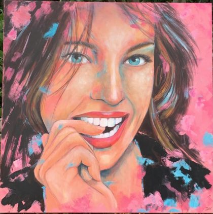 Peinture représentant le visage d'une femme souriant; tons roses et bleu