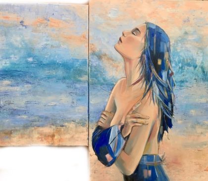 Ce tableau invite à une contemplation poétique grâce à une femme plongée dans un instant d'introspection et de sérénité. Les tons bleus et pêche se mêlent pour évoquer une harmonie entre la figure humaine et les éléments naturels, créant une atmosphère douce et onirique. Les touches texturées et le jeu de lumières reflètent une maîtrise des techniques mixtes, combinant la fluidité de l'acrylique avec la richesse de l'huile.