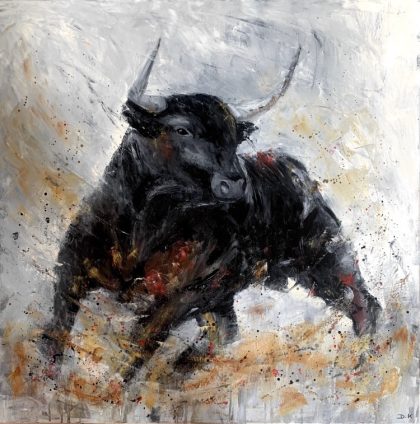 Cette peinture à l'huile illustre un puissant taureau noir dans toute sa force et son intensité. La bête est capturée en mouvement, son corps massif se détachant sur un fond texturé et expressif, où des éclats de lumière et des touches abstraites ajoutent une dimension dramatique à l’ensemble. Les teintes sombres du taureau, mêlées à des accents rouges et orange, traduisent une énergie brute et un dynamisme saisissant. Le contraste marqué entre les tons froids du fond gris et les éclats de couleurs chaudes renforce la puissance de l’animal, créant une œuvre à la fois sauvage et magnétique. Le travail sur les textures et les éclaboussures de peinture contribue à une sensation de mouvement et de vitalité, comme si le taureau s’élançait hors de la toile. L'intensité de son regard et la courbe majestueuse de ses cornes captent immédiatement l’attention, tandis que les détails abstraits autour de lui suggèrent un environnement tumultueux, comme un combat ou une explosion de vie.
