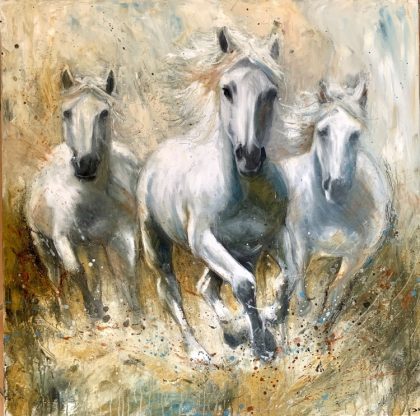 Cette peinture à l'huile représente trois chevaux blancs galopant avec puissance et grâce à travers un paysage naturel. Les coups de pinceau dynamiques et les éclaboussures de peinture capturent l'énergie brute et la liberté du mouvement. Les nuances claires et lumineuses du blanc contrastent avec les tons terreux du fond, renforçant la sensation de vitesse et de force. La texture et les détails de la peinture donnent une impression de mouvement fluide, tandis que les chevaux semblent émerger de la toile avec un réalisme saisissant. Cette œuvre évoque la nature sauvage, la liberté et l'élégance.