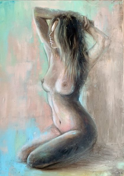 Peinture à l'huile contemporaine d'une femme nue agenouillée de profil, bras levés dans les cheveux. Couleurs pastel bleu, vert et rose. Format Tableau 50x70 cm.