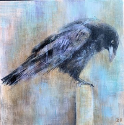 Peinture originale corbeau de profil penché, acrylique sur toile 30x30 cm, fond pastel bleu et sable — Sentinelle, Deborah Kerner artiste peintre animalier"