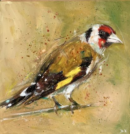 Peinture contemporaine d'un oiseau chardonnet élégant perché sur une branche. Couleurs chaudes, ocre et vert tendre avec des projections de peinture.