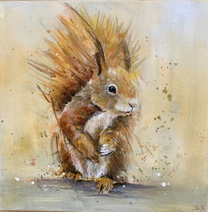 Peinture contemporaine d'un petit écureuil roux locataire une noisette. Couleurs chaudes, fond beige et ocre avec des projections de peinture.