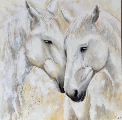 Peinture originale deux chevaux blancs face à face, huile sur toile 50x50 cm, tons ivoire et sable — Souffle Partagé, Deborah Kerner artiste peintre animalier"