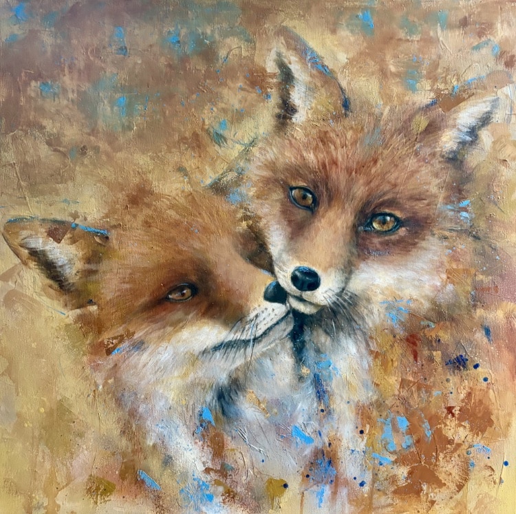Peinture contemporaine représentant deux renards dans des tons chauds et bleus – Ce qui nous relie, Deborah Kerner