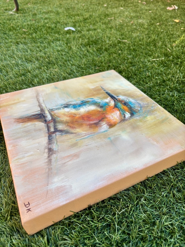 Peinture à l’huile originale représentant un martin-pêcheur aux plumages orange et turquoise sur une branche, sur fond beige et ocre, par Deborah Kerner. Tableau carré de 30 × 30 cm.