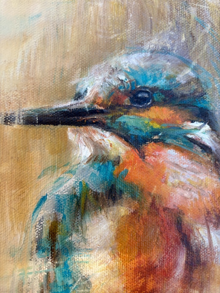 Peinture à l’huile originale représentant un martin-pêcheur aux plumages orange et turquoise sur une branche, sur fond beige et ocre, par Deborah Kerner. Tableau carré de 30 × 30 cm.